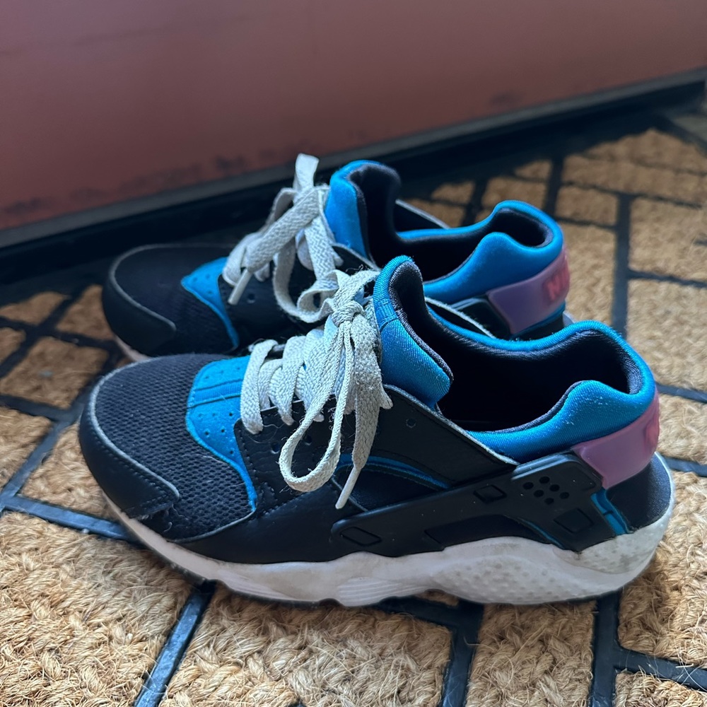Nike kids Huarche Run sneakers, size US 3.5Y/EU 35.5 - Picture 1 of 15